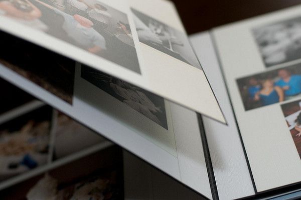 Albumy na zdjęcia mogą być w różnych kolorach i kształtach