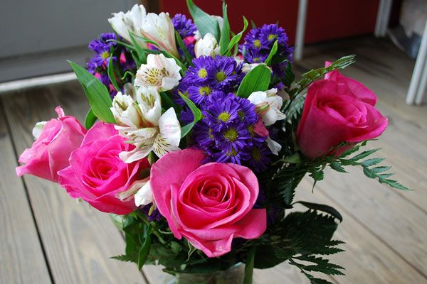 Mężczyzna powinien przyjść do przyszłych teściów z dwoma bukietami kwiatów – jednym dla dziewczyny, drugim dla jej matki