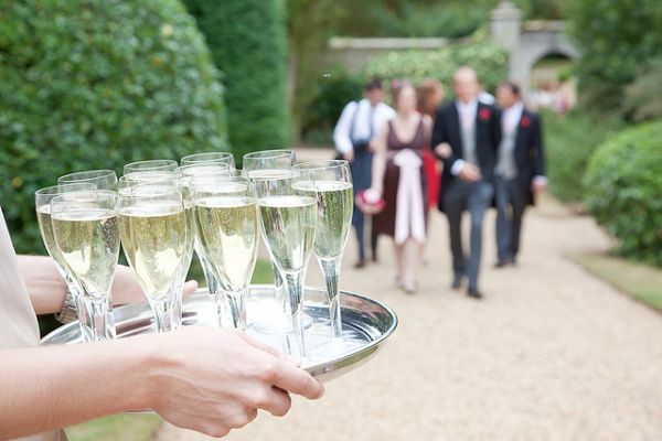 Goście weselni powinni być powitani lampką szampana