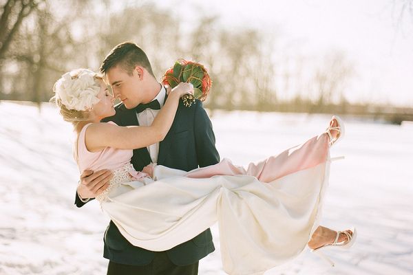 Zaletą ślubu zimową porą jest możliwość wykonania oryginalnej sesji fotograficznej