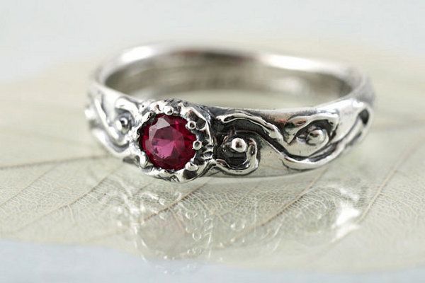 Czerwony kamień w pierścionku zaręczynowym symbolizuje gorące uczucie między zakochanymi