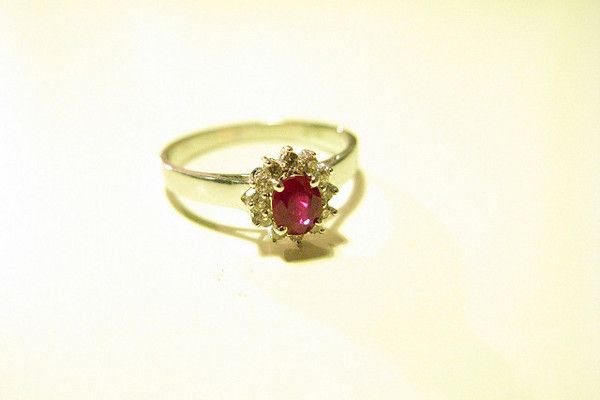 Rubiny to jedne z najdroższych kamieni szlachetnych - przepięknie wyglądają w towarzystwie diamentów