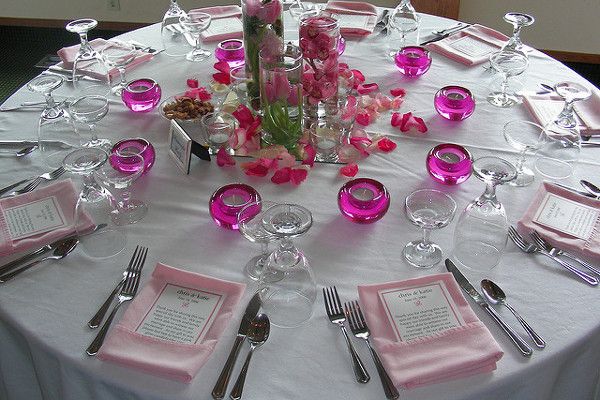 Różowe akcenty kolorystyczne na weselnym stole  