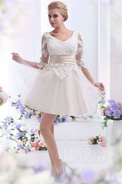 Biała lub kremowa krótka sukienka podkreśli wyjątkowy charakter poprawin
