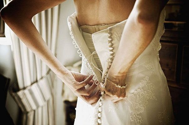 Przyszła mężatka nie powinna przymierzać sukni ślubnej ani przeglądać się w niej w lustrze