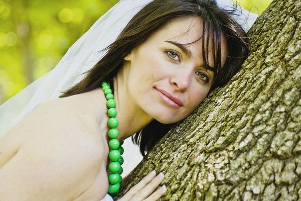 Dopełnieniem naszej stylizacji ślubnej może być zielona biżuteria