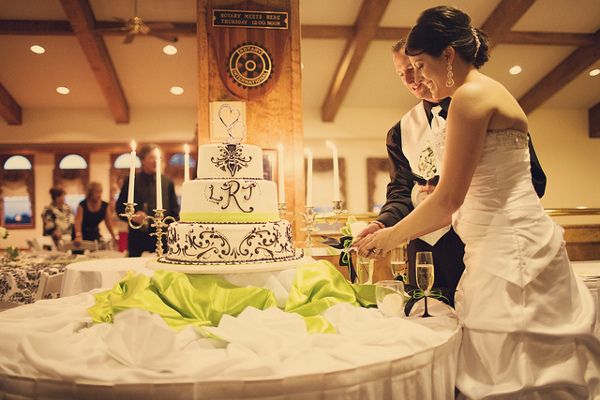 Tort weselny przewiązany zieloną wstążką