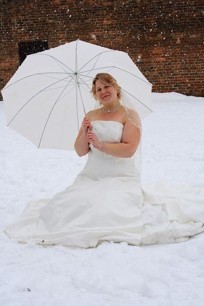 Zaletą zimowej ślubnej sesji jest bez wątpienia jej oryginalność 