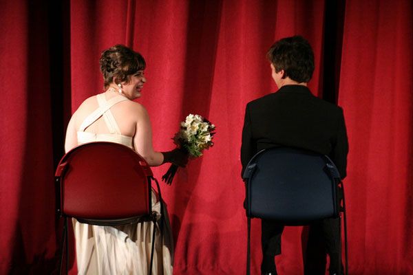 Dużą popularnością cieszą się zaproszenia ślubne z przymrużeniem oka, przybierające formę zaproszeń na premierę sztuki teatralnej