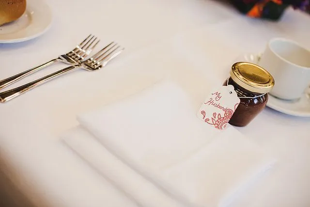 Onieśmiejalącą elegancję zgrabnie przełamuje konfitura własnego wyrobu w roli upominku dla gości