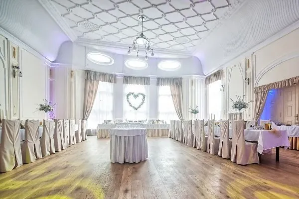 Sala weselna przystrojona na biało prezentuje się elegancko i uroczyście