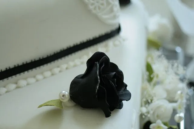 Takie czarne lukrowe różyczki ulepimy bez trudu nawet samodzielnie, zakupując po prostu gotową masę cukrową w wybranym kolorze
