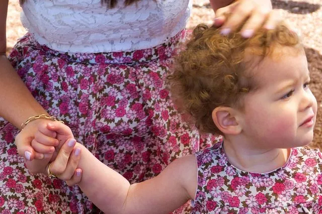 Mama i córka w dopasowanych strojach