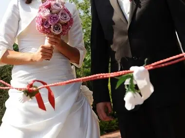 Para Młoda zatrzymana przez sznur z kokardami rozciągnięty w poprzek drogi