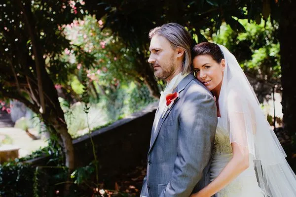 Śnieżnobiała suknie i długi, najlepiej koronkowy welon to ślubny zestaw idealny dla brunetki