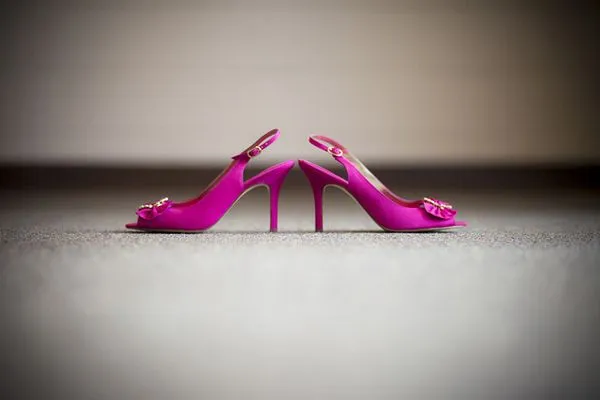 Przy krótkiej sukni ślubnej buty mogą stanowić mocny akcent