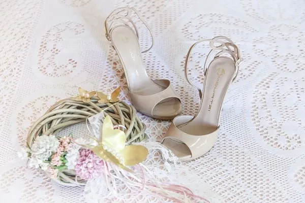 Buty w kolorze nude będą pasować do każdej sukienki i stylizacji, nie tylko ślubnej