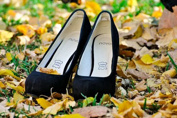 Czarne buty do ślubu? Czemu nie, wystarczą odpowiednio dobrane dodatki!