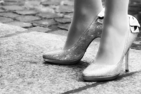 Buty ze zdobieniami i z błyszczących materiałów są bardzo efektowne, ale nie będą pasować do każdego stroju i sukienki