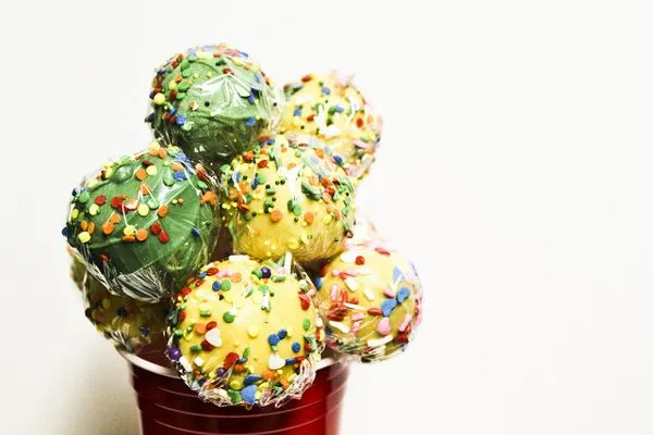 Cake pops mogą być doskonałym prezentem dla gości weselnych