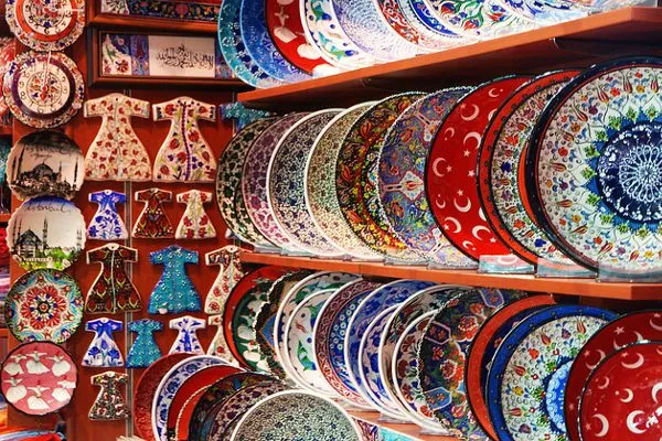 Warto zaopatrzyć się w bogato zdobioną ceramikę