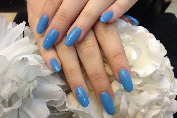 A może niebieski manicure?