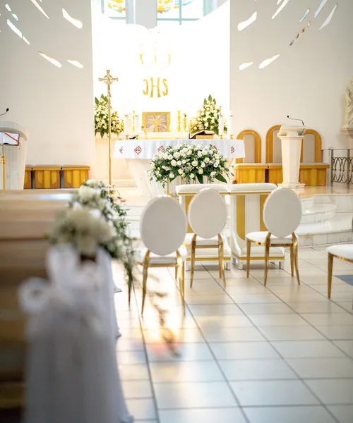 Wnętrze kościoła udekorowane kwiatami na ceremonię ślubną