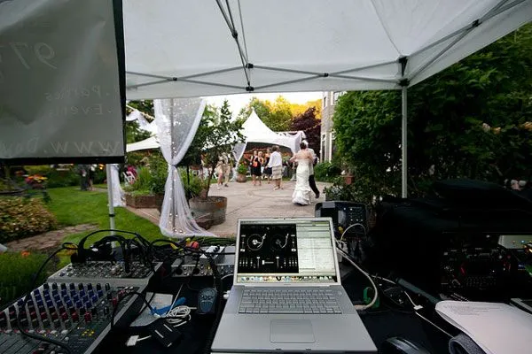 Na wielu weselach muzyka rozbrzmiewa z komputera pod bacznym okiem (uchem?) wykwalifikowanego DJ-a