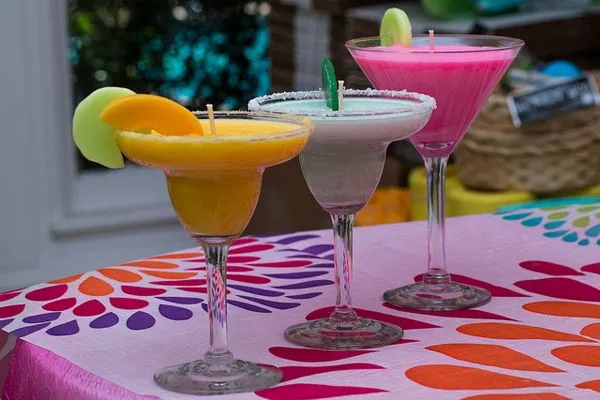 Nietypowa dekoracja stołu – świece przypominające kolorowe drinki