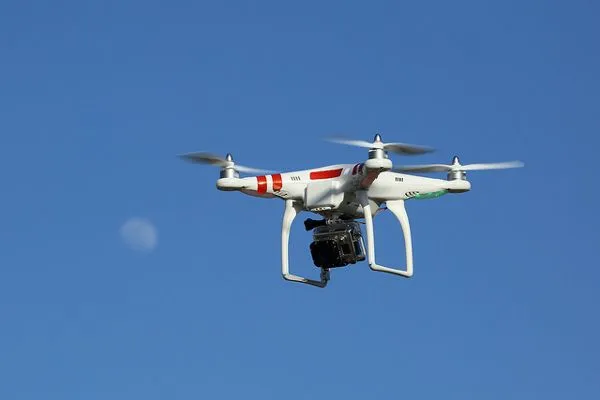 Do filmowania z powietrza wykorzystuje się niewielki, bezzałogowy helikopter