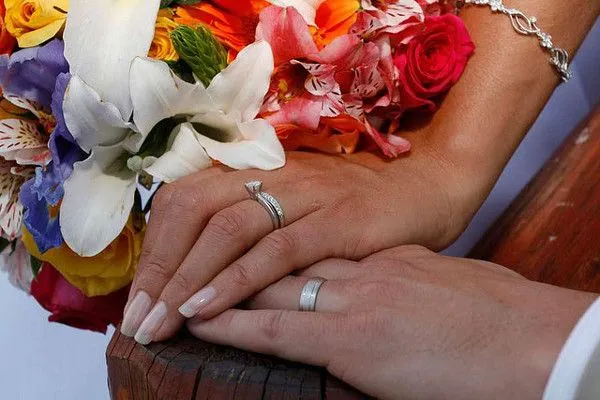 Przykład obrączki o dwóch różnych wykończeniach - matowym i błyszczącym