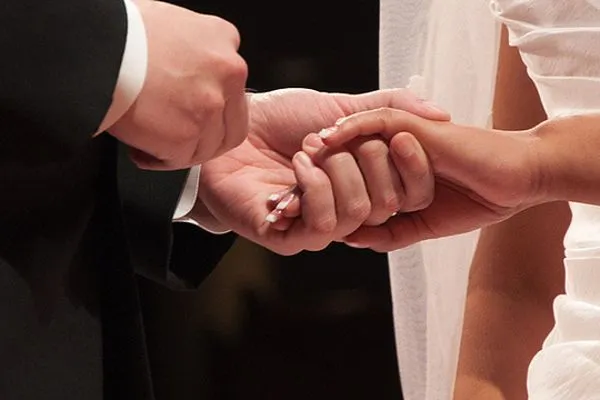 Przy odrobinie wprawy french manicure można zrobić samej w domu