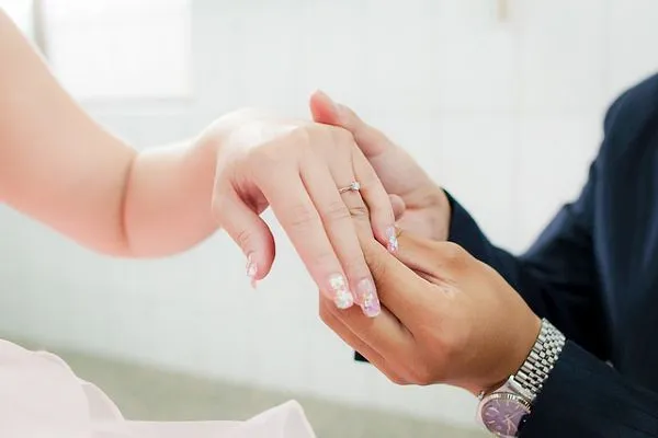 Do tego tpu manicure świetnie pasują wszelkie zdobienia w postaci brokatu, kryształków czy wzorków