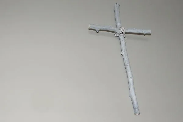 Krzyż na ścianę zrobiony z patyków