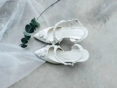 Białe ślubne buty na welonie