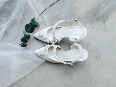 Białe ślubne buty na welonie