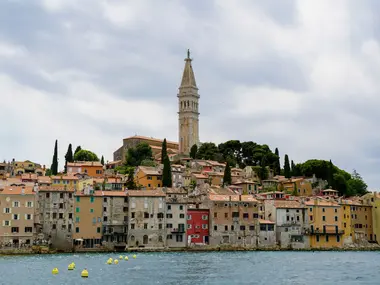 Kolorowe kamienice Rovinj z dzwonnicą kościoła św. Eufemii nad Adriatykiem