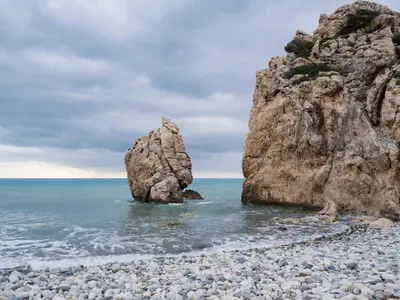 Skała Afrodyty Petra tou Romiou i kamienista plaża nad morzem na Cyprze