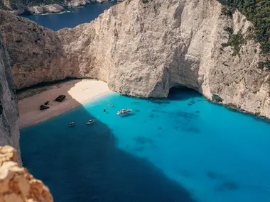 Plaża Navagio z wrakiem statku i turkusową zatoką między białymi klifami Zakynthos