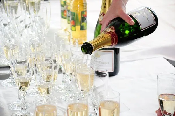 Ile alkoholu dla 60 osób? Odpowiedź znajdziecie powyżej!