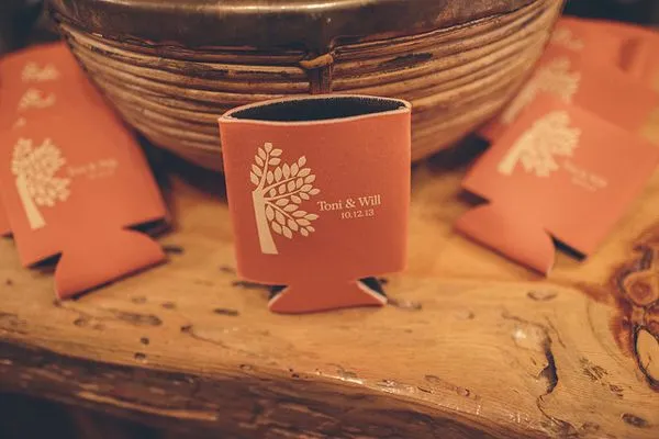 Koozie w kolorach jesieni z datą ślubu i imionami Pary Młodej