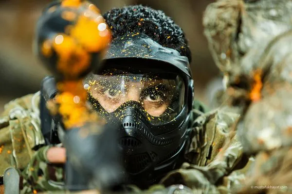 Bardzo popularnym sposobem na spędzenie wieczoru kawalerskiego jest paintball