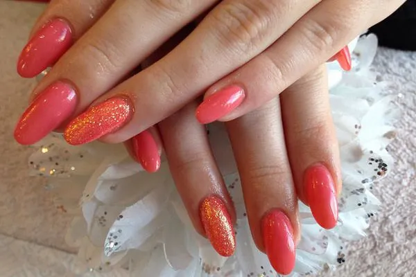 Koralowy manicure ślubny
