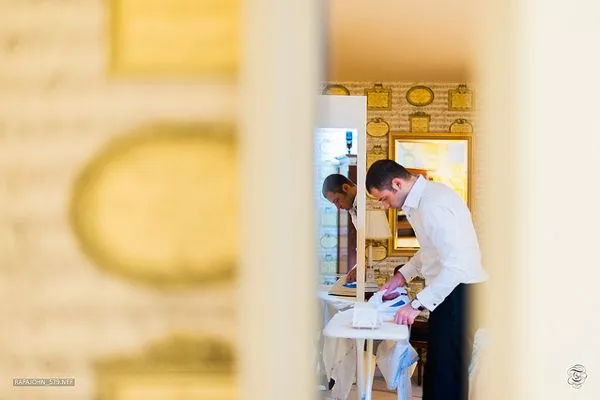 Panowie najczęściej idą do ślubu w białej koszuli