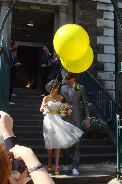 Radosny żółty zaakcentowany w bukiecie, pasie sukni, oryginalnych butach i... balonach!