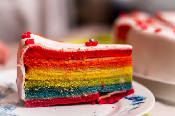Tęczowy tort z pewnością zrobi wrażenie na weselnych gościach