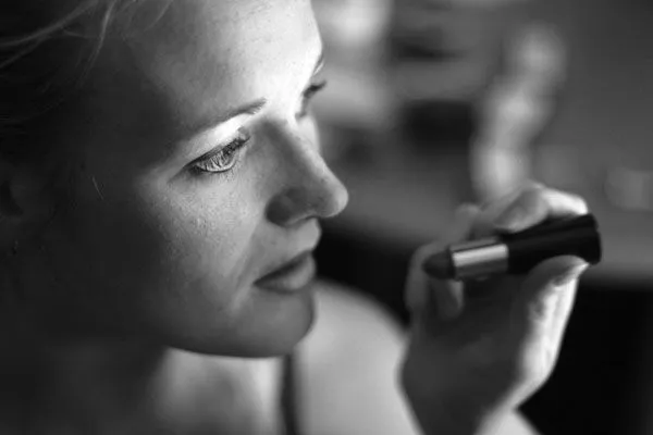 Samodzielny makijaż poleca się tylko tym paniom, które mają pewną rękę, doświadczenie i gotowy pomysł na swój ślubny make-up
