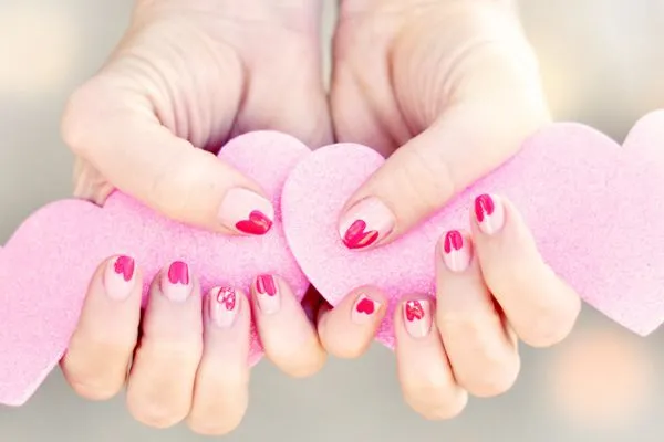 Manicure hybrydowy utrzymuje się do 3 tygodni