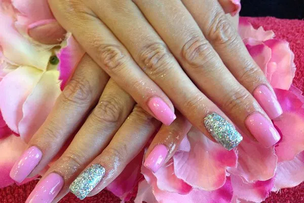 Manicure hybrydowy to jedna z popularniejszych metod stylizacji paznokci