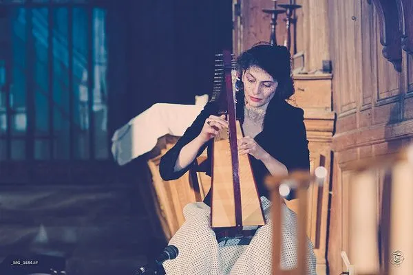 W repertuarze dominuje muzyka klasyczna oraz pieśni kościelne